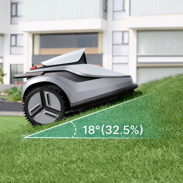 TerraMow Mähroboter an einem Rasenhang mit 18 Grad Steigung